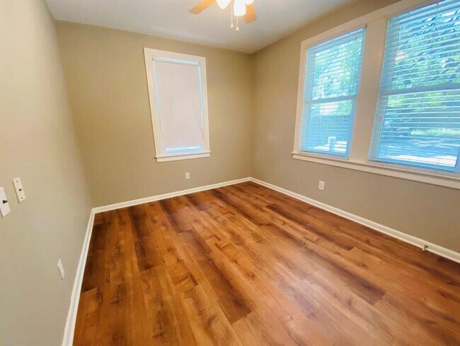 Building Photo - 521 E Live Oak St