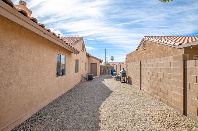 Building Photo - Pool home for rent June 1, 2025