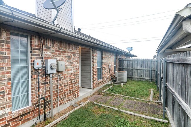 Building Photo - Spacious 2 Bedroom, 2 Bath Duplex – Over 1...