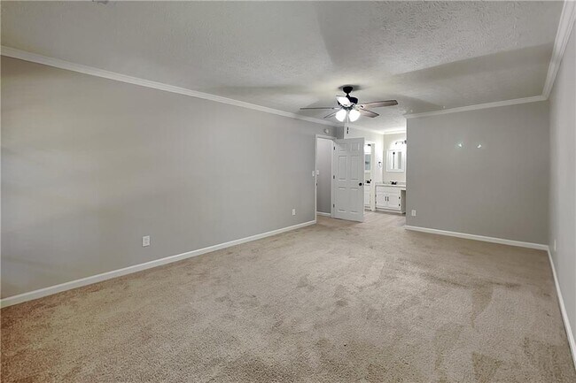 Building Photo - 9880 Lake Forest Way