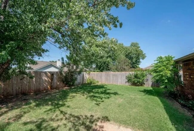Building Photo - Updated 3 Bedroom/2 Bath Home w/Beautiful Landscaping - Edmond Schools