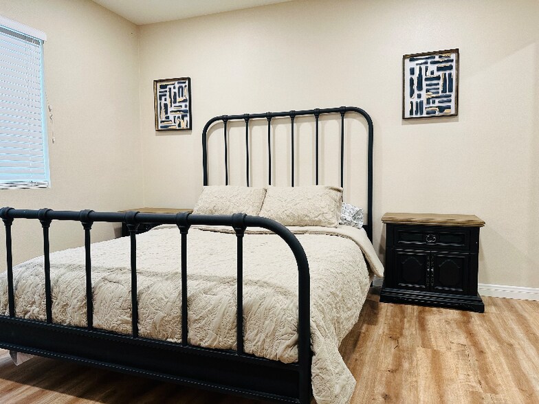 Building Photo - 1647 N Lake Ave