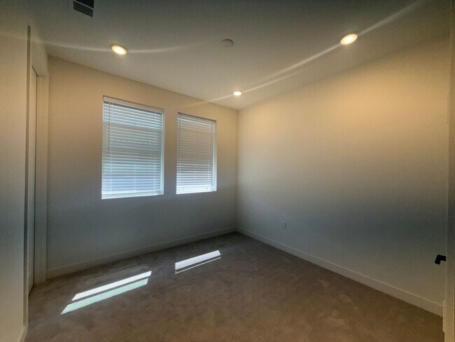 Building Photo - Two-bedroom, two-and-a-half-bath tri-level townhouse located in Arcadia, CA