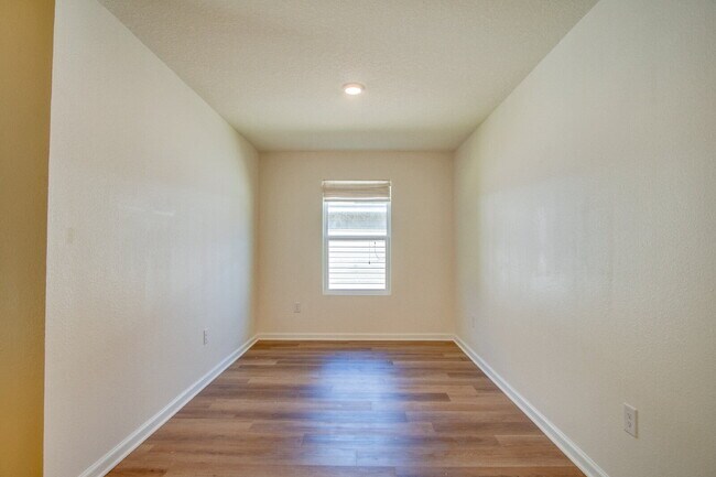 Building Photo - 3-Bed, 2-Bath Modern Home in Prime Locatio...