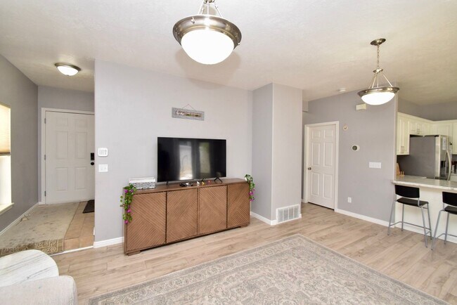 Building Photo - Great 4 Bedroom 3 Bath Home in South Jordan in Amazing HOA Community!