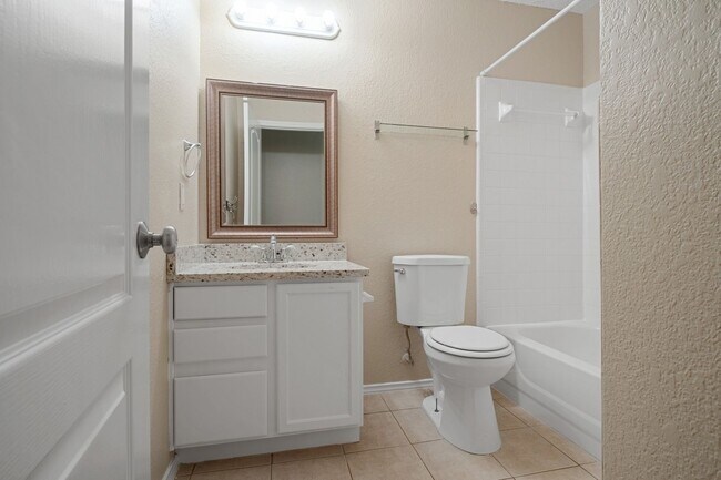 Building Photo - Spacious 4 Bedroom, 2 Bath, 1-Story Home i...