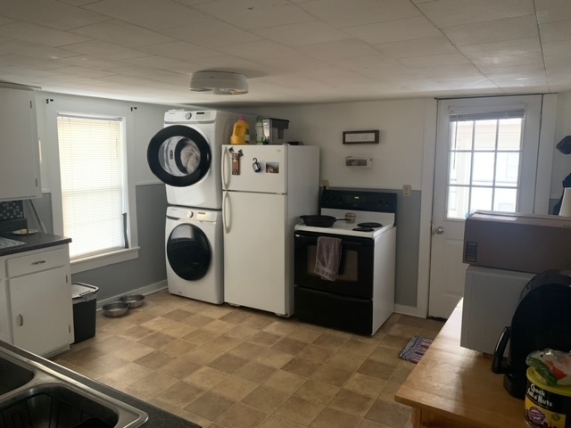 Kitchen with Washer and dryer - 4 Niquette Ct