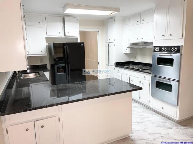 Building Photo - 5BR 3.5BA Stunning Home w/ Kitchen Suite • Garage + Carport in Marietta