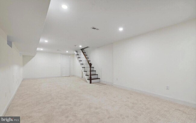Building Photo - 5516 Cedar Ave