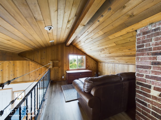 Building Photo - 1033 NW Inlet Ave