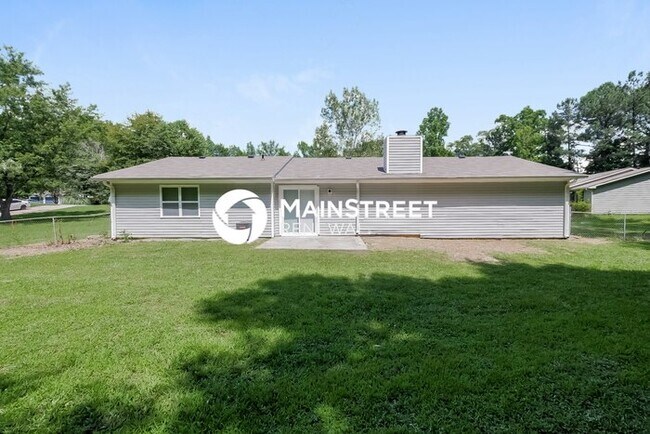 Building Photo - 3 Bedroom Pet-Friendly Home in Jonesboro, GA with Main Street Renewal
