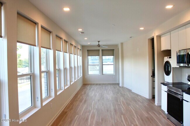 Building Photo - 1124 Castle St