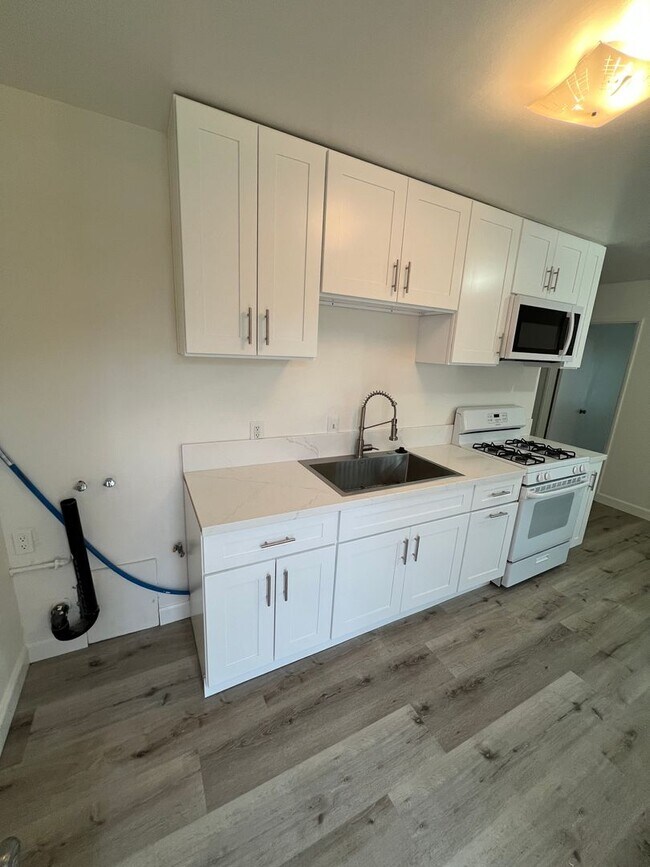 Building Photo - Cozy 2 bedroom and 1 bathroom near Port Hu...