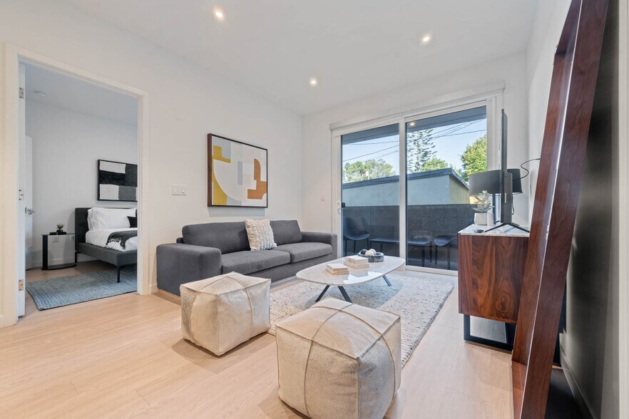 Primary Photo - 5851 W 88th St