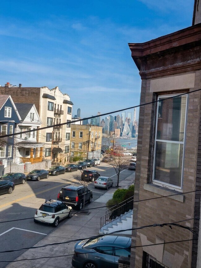 Building Photo - 27 48th St
