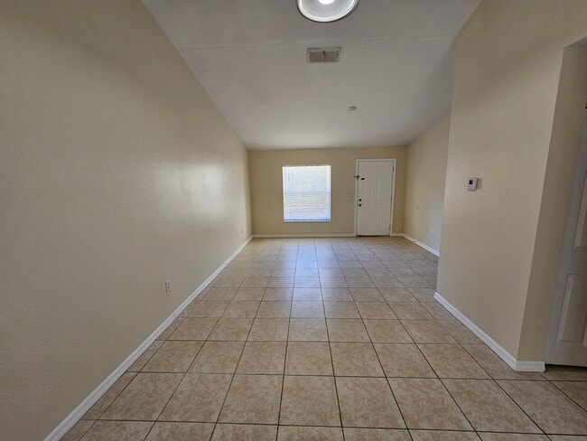 Building Photo - CUTE!  3 BEDROOM / 2 BATH - HALF DUPLEX (DELTONA)