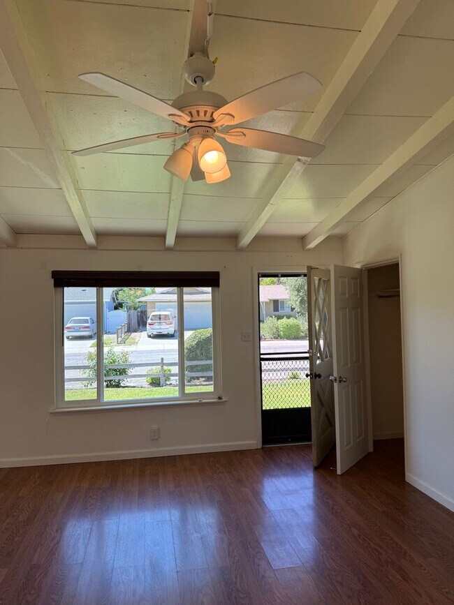 Building Photo - 3 Bed/1 Bath with Large fenced yard in central Paso Robles near Highschool!