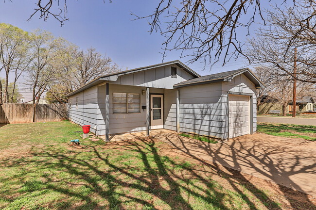 Building Photo - Cute 3 Bedroom 1 bathroom Home