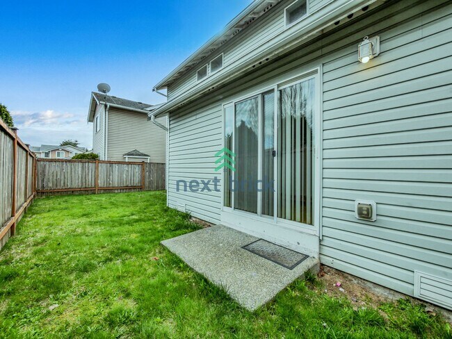 Building Photo - 4 Bed and 2.5 Bath Single-family Home Avai...