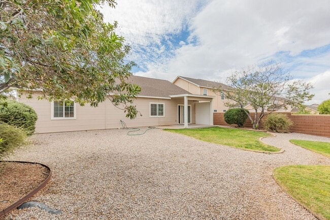 Building Photo - Inviting 4 Bed 2 Bath Home - Solar Panels & In The Golf Course Area!