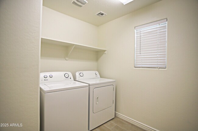 Building Photo - 1087 E Ibis St