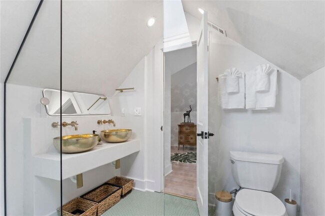 Building Photo - 724 Charles Allen Dr NE