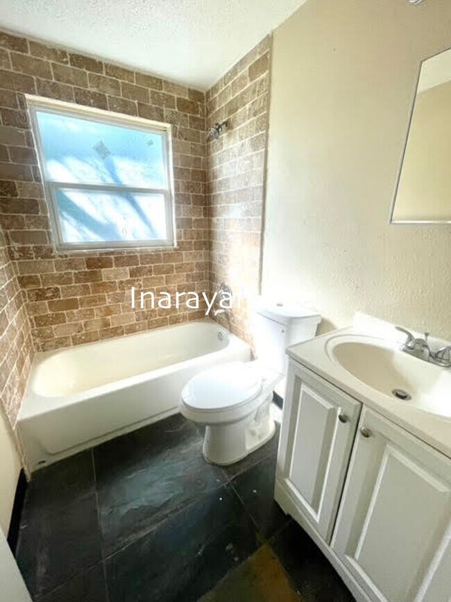 Building Photo - 2202 W Central Blvd