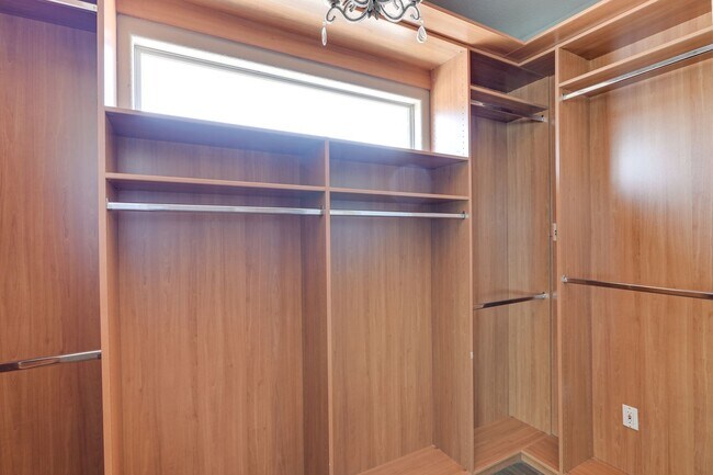 Building Photo - Luxurious 4 bd 3.5 bth Henderson Home in G...