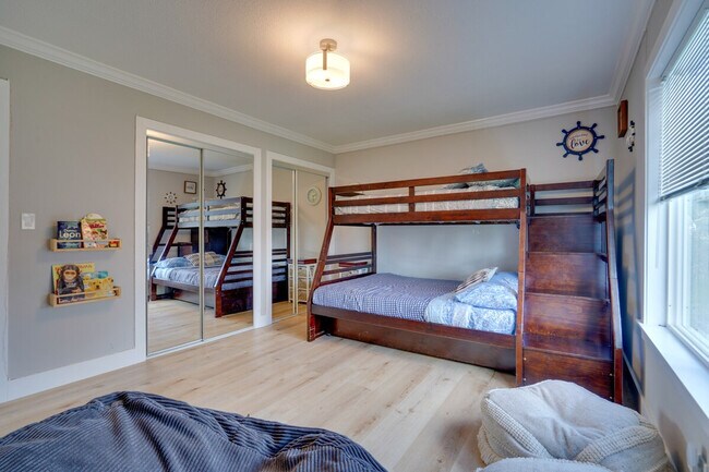 Building Photo - 893 Olivina Ave