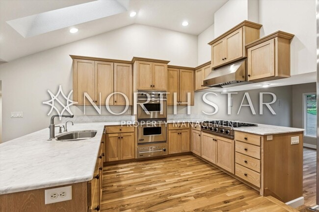 Building Photo - Escape to the Country, Spacious Contemporary in Wilsonville with Shop