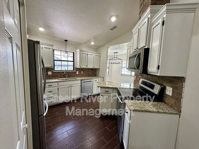 Building Photo - 3288 Deerfield Pointe Dr