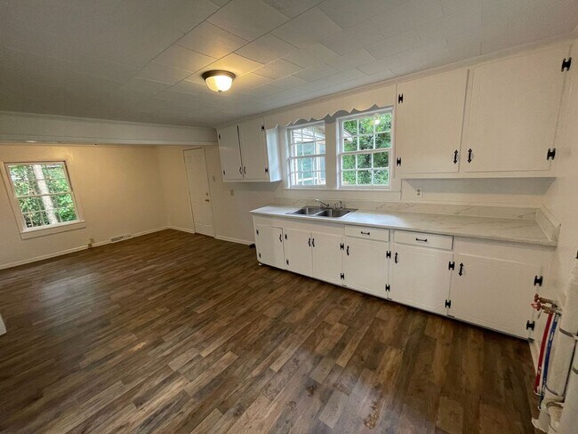 Building Photo - Renovated 2 bedroom 1 bathroom house with office/bonus room!