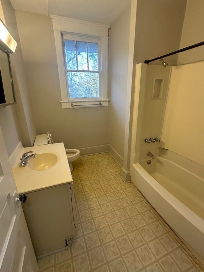 Building Photo - 3231-3233 Duncan St