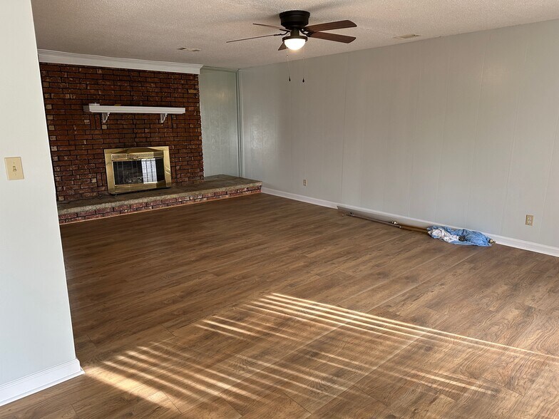 Building Photo - 323 Lance Cir