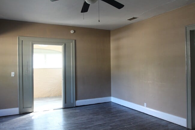 Building Photo - 1114 W Lincoln Ave