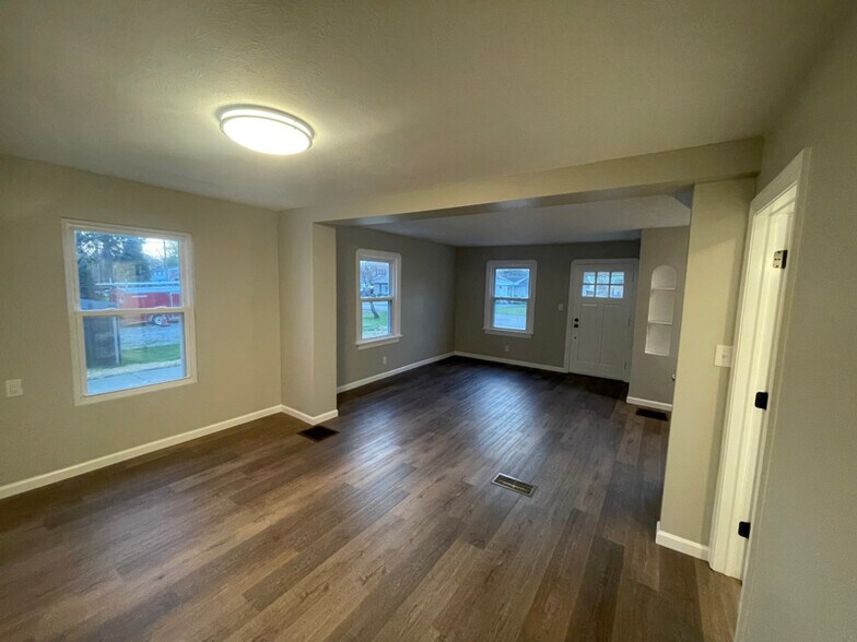 Building Photo - 36370 S Riverview Dr
