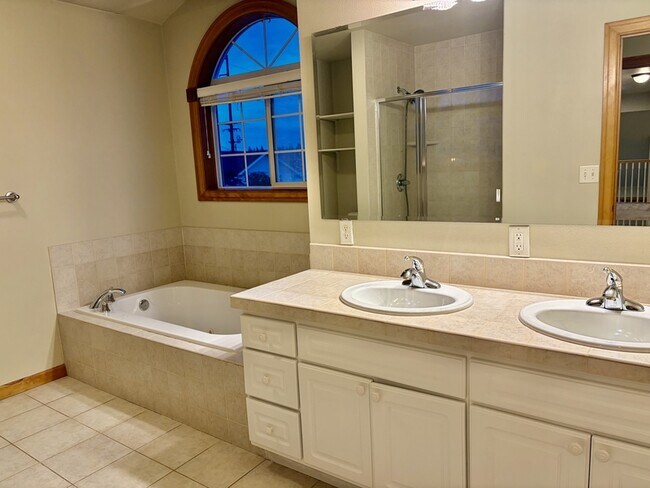 Building Photo - 2285 James Cir