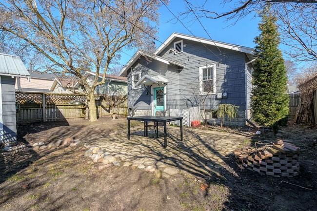 Building Photo - Charming 2-Bedroom Home for Rent in the He...