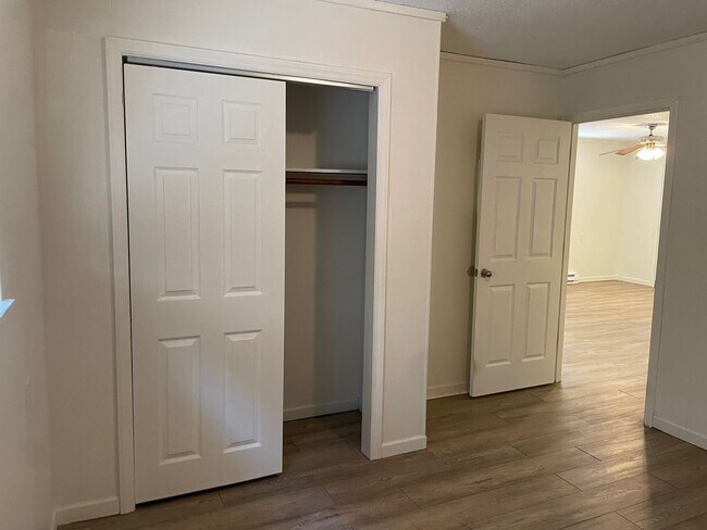 Building Photo - 1069