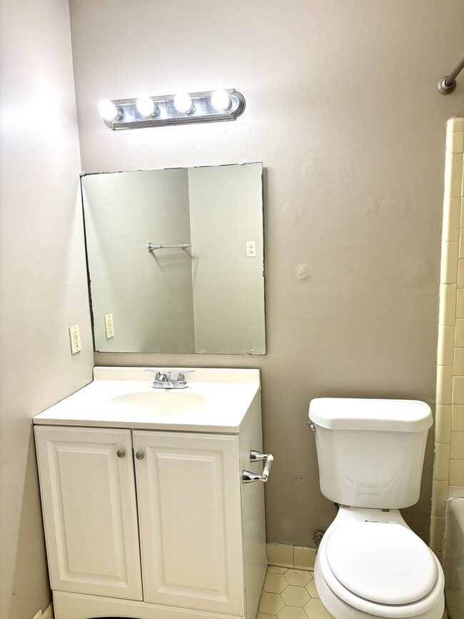 Building Photo - 2019 Bradley Ave