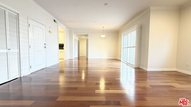 Building Photo - 956 S Wilton Pl