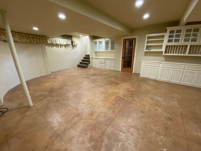 Building Photo - 5bd/5ba +HUGE BARN & SHOP - Absolutely LUX...