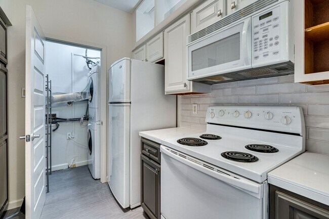 Building Photo - OVERLOOK WEST CAMPUS - LUXURIOUS - 1BD/1BA - RESERVED PARKING - W/D - WATER PAID