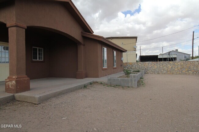 Building Photo - 456 Passmore Rd