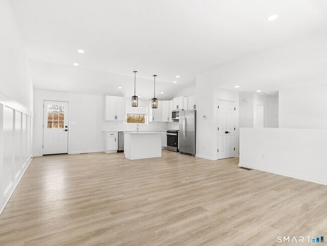 Building Photo - 1974 Kings Hwy