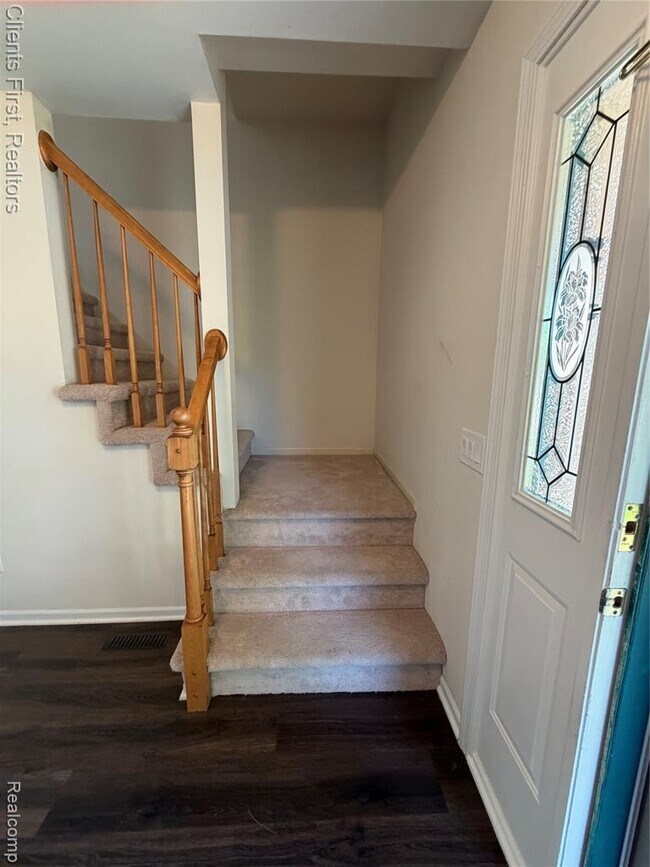 Building Photo - 7043 Foxridge Dr
