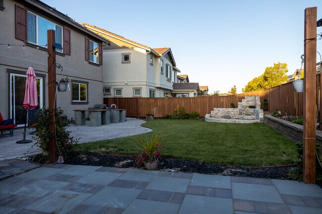 Building Photo - 617 Copper Ridge Way