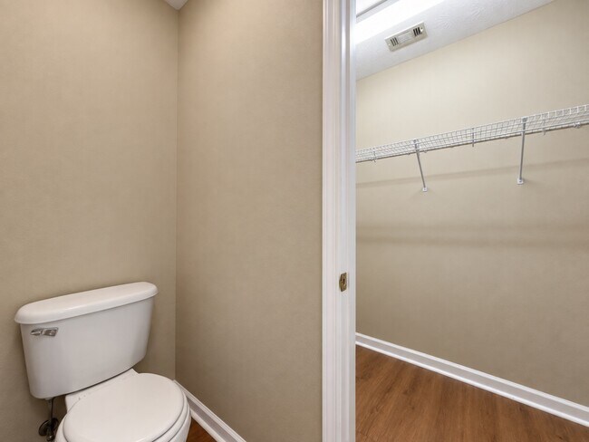 Building Photo - 6107 Blackstone Dr
