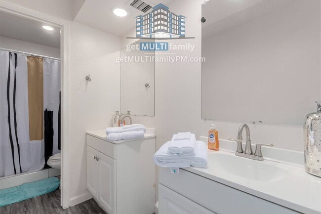 Building Photo - 515 W Pebble Beach Dr