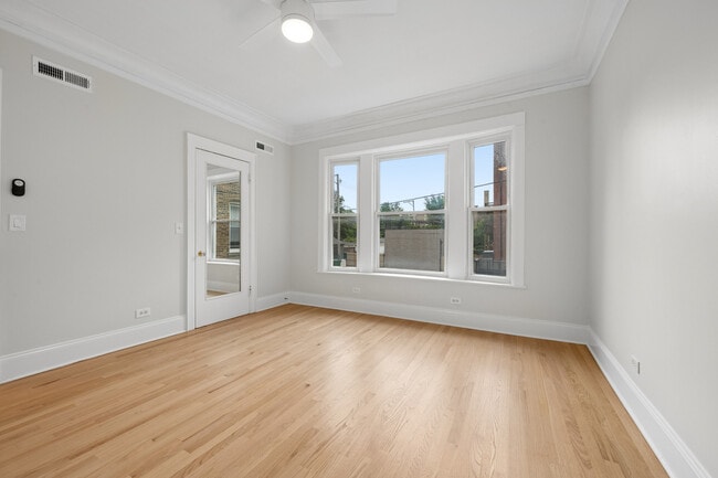 Building Photo - 1521 W Sunnyside Ave